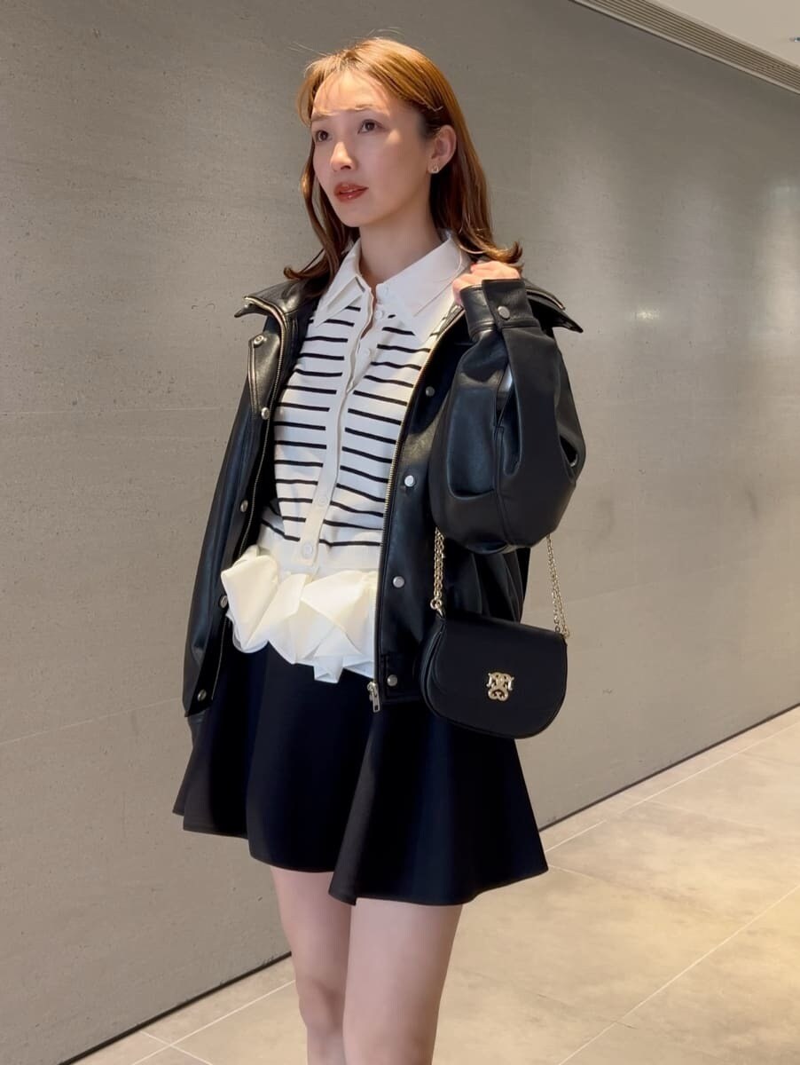 ブラック系のブルゾン、ブラック系のその他パンツ、その他のニット/セーターを着用したレディースの冬コーディネートの5枚目の写真