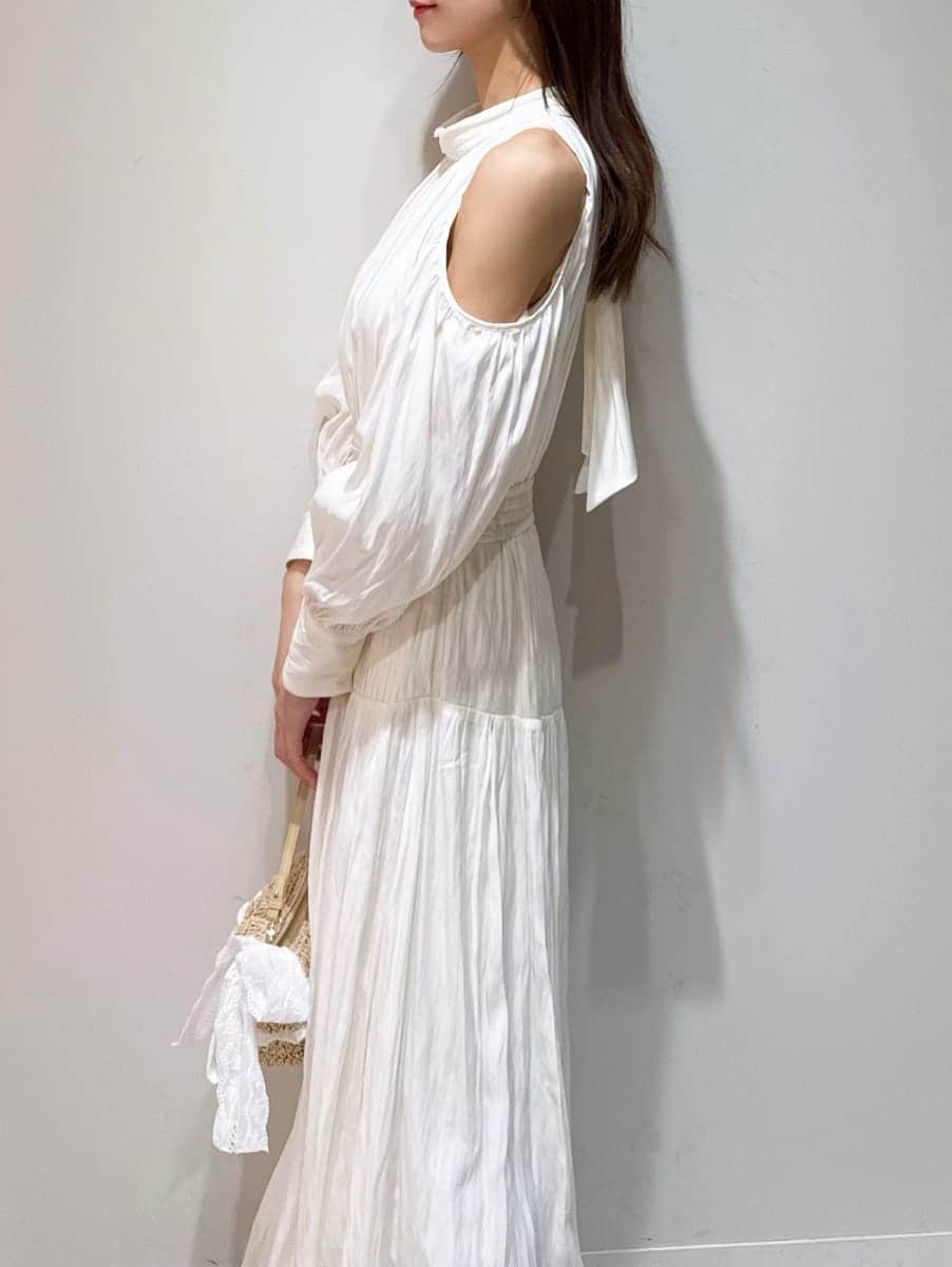 ブラウン系のブーツ、ホワイト系のワンピース、ホワイト系のカーディガン/ボレロを着用したレディースの冬コーディネートの4枚目の写真