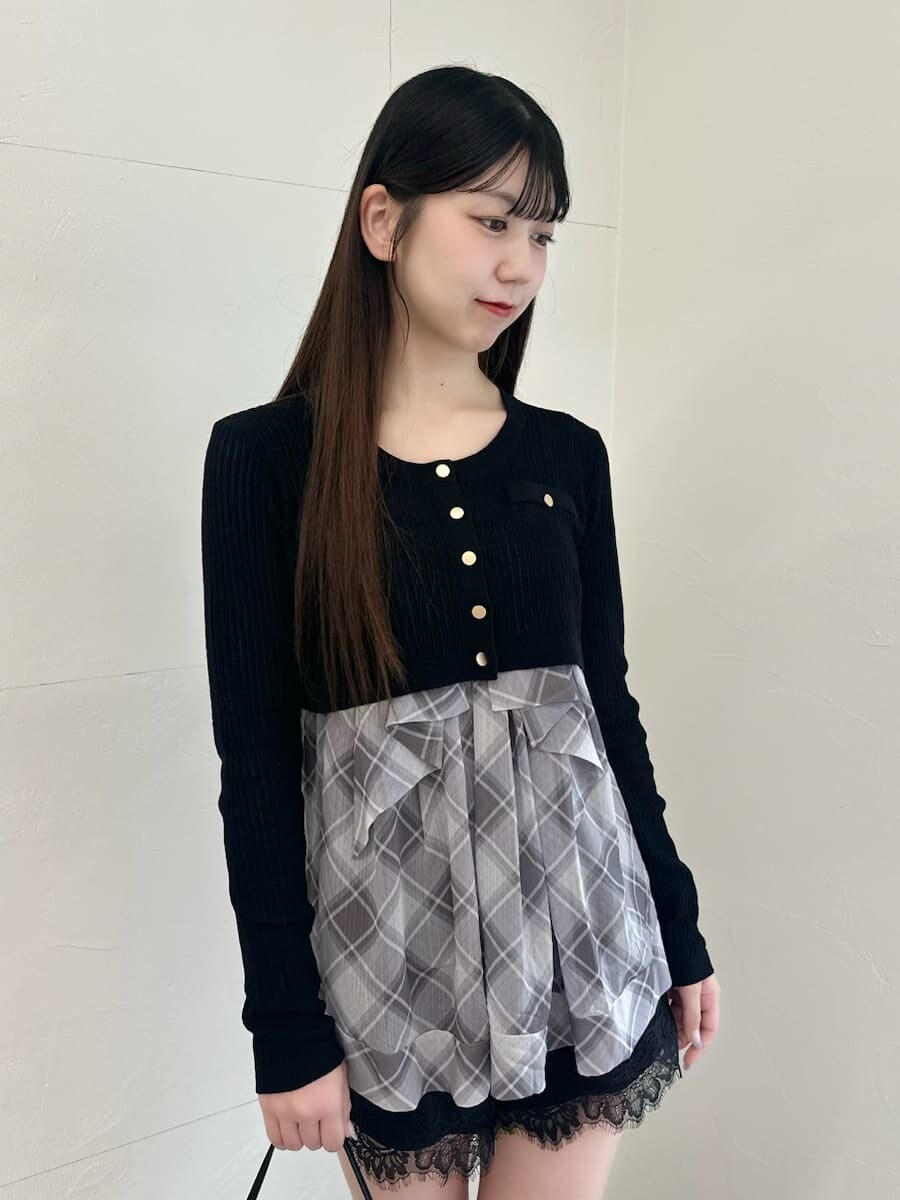 グレー系のカーディガン/ボレロ、ブラック系のブーツ、ブラック系のショルダーバッグを着用したレディースの夏コーディネートの3枚目の写真