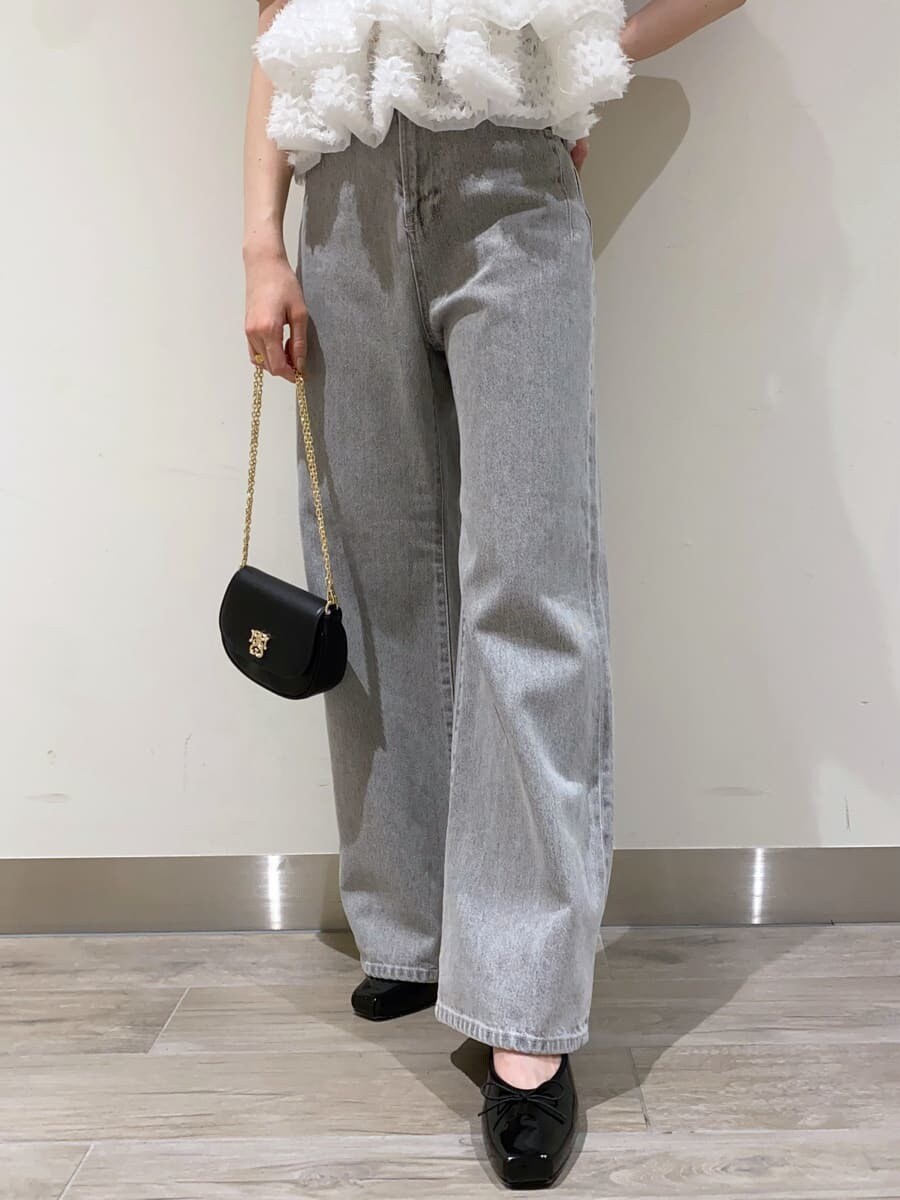 グレー系のデニムパンツ、その他のニット/セーター、ブラック系のショルダーバッグを着用したレディースの春コーディネートの6枚目の写真