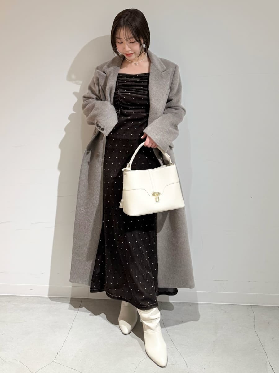 ベージュ系のチェスターコート、その他のワンピース、ホワイト系のハンドバッグを着用したレディースの冬コーディネートの10枚目の写真
