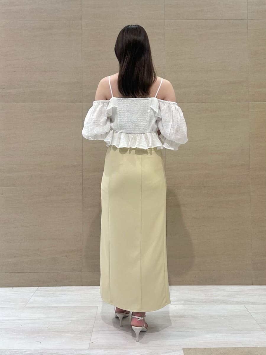 ホワイト系のシャツ/ブラウス、イエロー系のスカート、イエロー系のショルダーバッグを着用したレディースの夏コーディネートの3枚目の写真