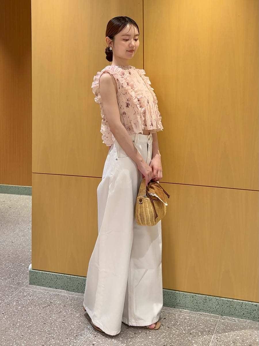 ブラウン系のかごバッグ、ホワイト系のデニムパンツ、その他のサンダルを着用したレディースの夏コーディネートの2枚目の写真