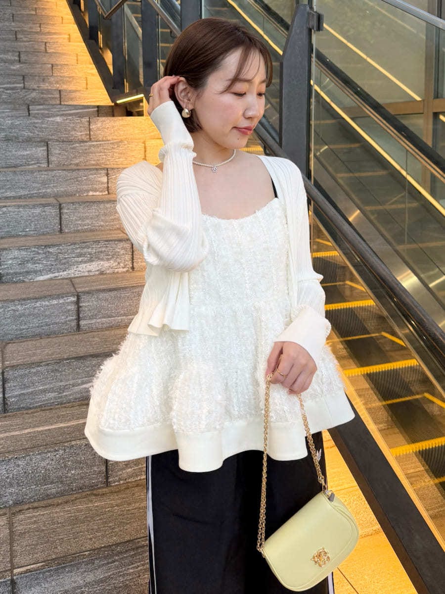 ホワイト系のその他トップス、ホワイト系のカーディガン/ボレロ、ブラック系のその他パンツを着用したレディースの春コーディネートの3枚目の写真