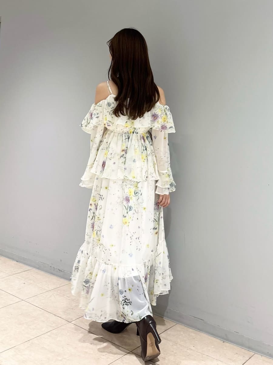 その他のワンピース、イエロー系のボストンバッグ、ブラウン系のブーツを着用したレディースの秋コーディネートの3枚目の写真