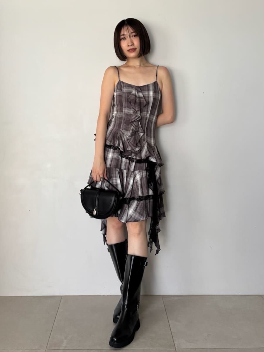 ブラック系のブーツ、ブラック系のハンドバッグ、ブラック系のブルゾンを着用したレディースの秋コーディネートの8枚目の写真