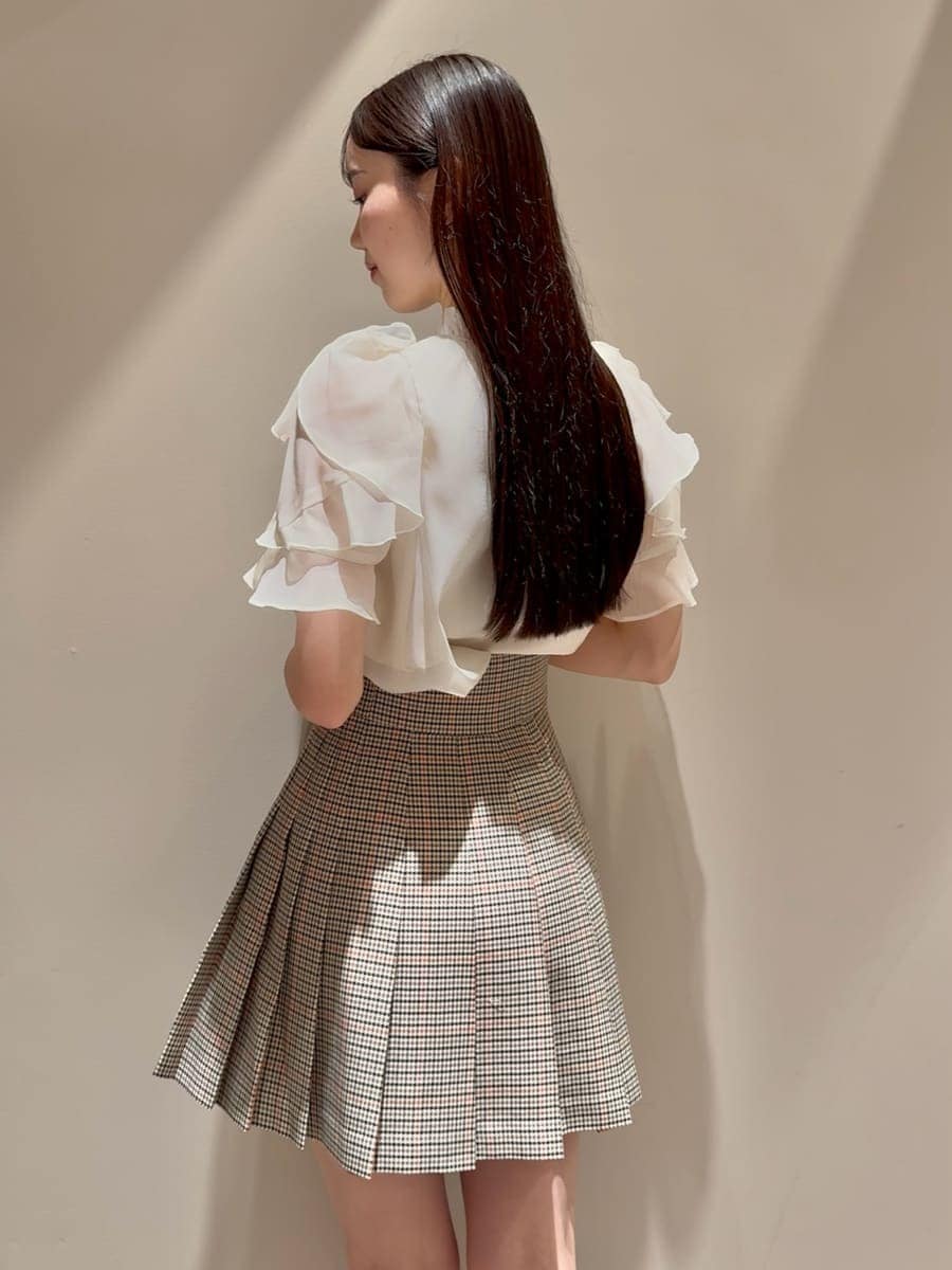 ホワイト系のシャツ/ブラウス、ベージュ系のスカート、イエロー系のローファーを着用したレディースの夏コーディネートの5枚目の写真