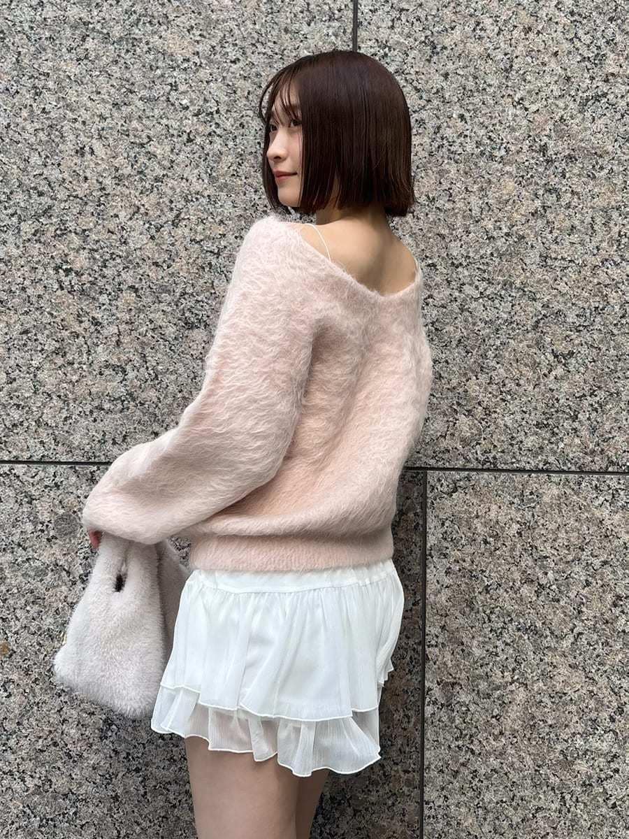 ブラック系のブーツ、ピンク系のニット/セーター、ホワイト系のその他パンツを着用したレディースの冬コーディネートの5枚目の写真