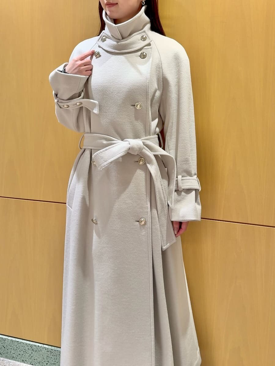 ホワイト系のチェスターコート、その他のワンピース、ブラック系のハンドバッグを着用したレディースの秋コーディネートの5枚目の写真