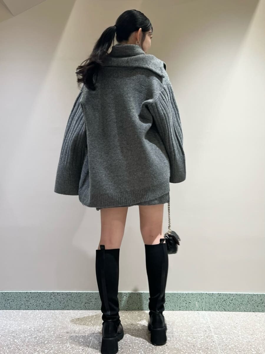 グレー系のカーディガン/ボレロ、グレー系のワンピース、ブラック系のショルダーバッグを着用したレディースの秋コーディネートの3枚目の写真