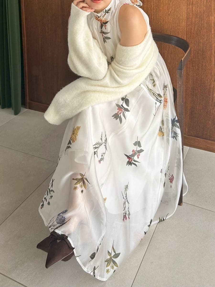 ブラウン系のハンドバッグを着用したレディースの秋コーディネートの3枚目の写真