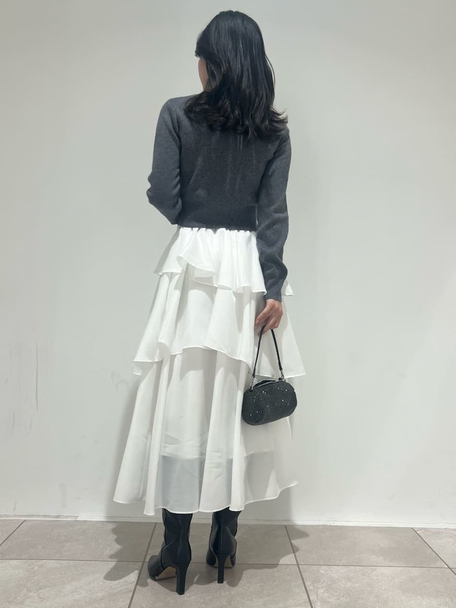 ブラック系のブーツ、グレー系のワンピースを着用したレディースの冬コーディネートの3枚目の写真