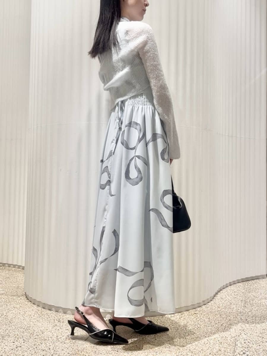 ブルー系のワンピース、ブラック系のパンプス、ブラック系のボストンバッグを着用したレディースの冬コーディネートの3枚目の写真