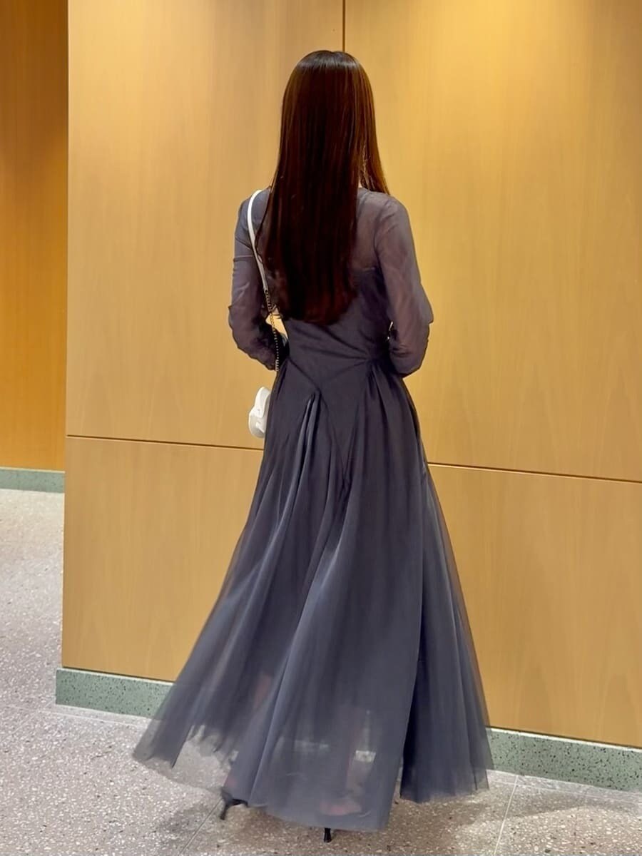 ブラック系のパンプス、ホワイト系のショルダーバッグ、シルバー系のネックレスを着用したレディースの冬コーディネートの3枚目の写真