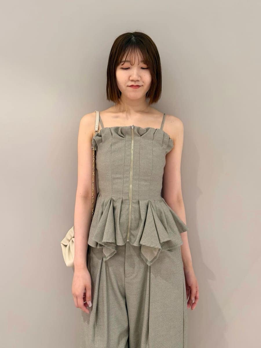 ホワイト系のサンダル、ベージュ系のその他パンツを着用したレディースの夏コーディネートの4枚目の写真