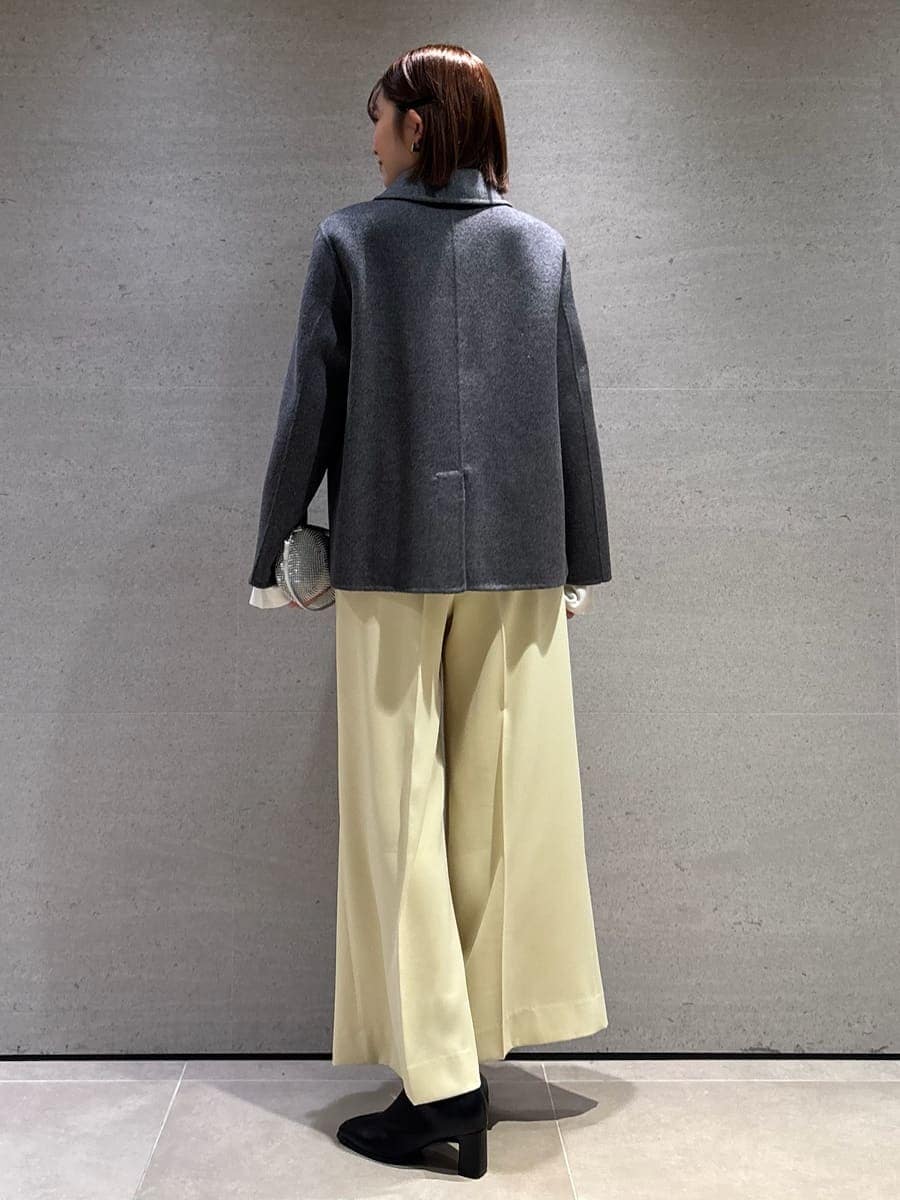 グレー系のテーラードジャケット、ホワイト系のニット/セーターを着用したレディースの秋コーディネートの7枚目の写真