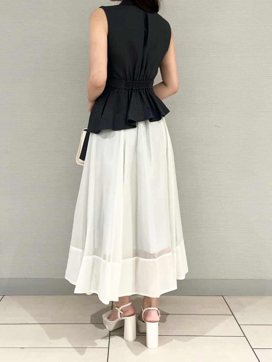 グレー系のワンピース、ホワイト系のショルダーバッグ、ホワイト系のサンダルを着用したレディースの夏コーディネートの2枚目の写真