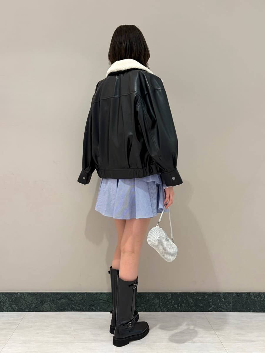 ブラック系のブーツ、ブラック系のブルゾン、その他のワンピースを着用したレディースの冬コーディネートの3枚目の写真