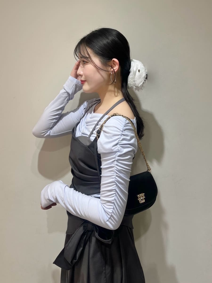 グレー系のワンピース、ブルー系のTシャツ/カットソー、ブラック系のショルダーバッグを着用したレディースの春コーディネートの5枚目の写真