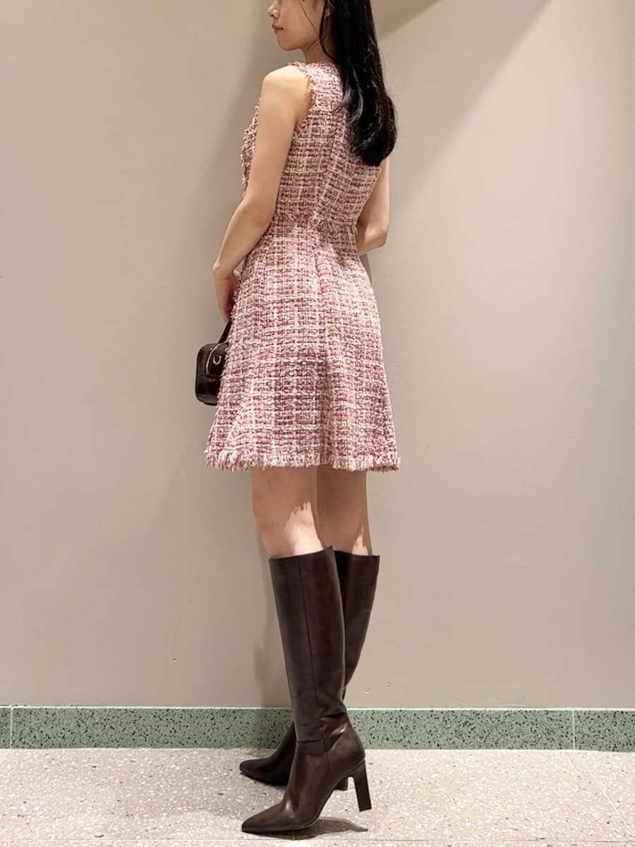 ピンク系のワンピース、ブラウン系のブーツ、ブラウン系のボストンバッグを着用したレディースの秋コーディネートの3枚目の写真