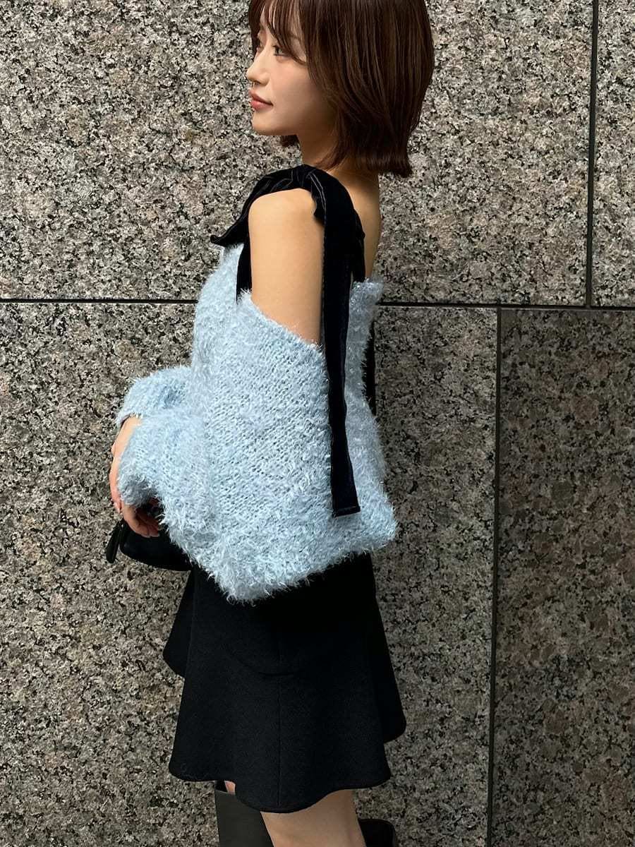 ブラック系のその他パンツ、ブラック系のボストンバッグを着用したレディースの冬コーディネートの6枚目の写真