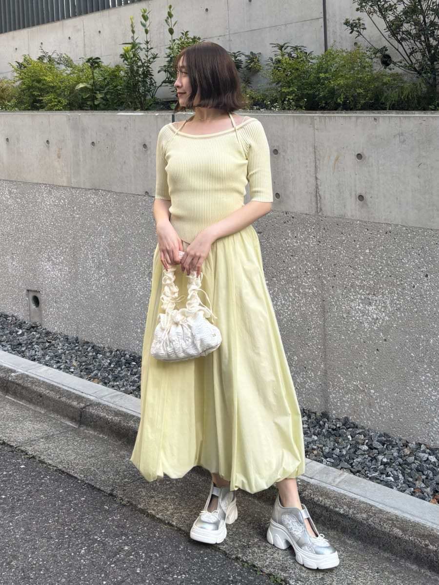 シルバー系のスニーカーを着用したレディースの春コーディネートの3枚目の写真