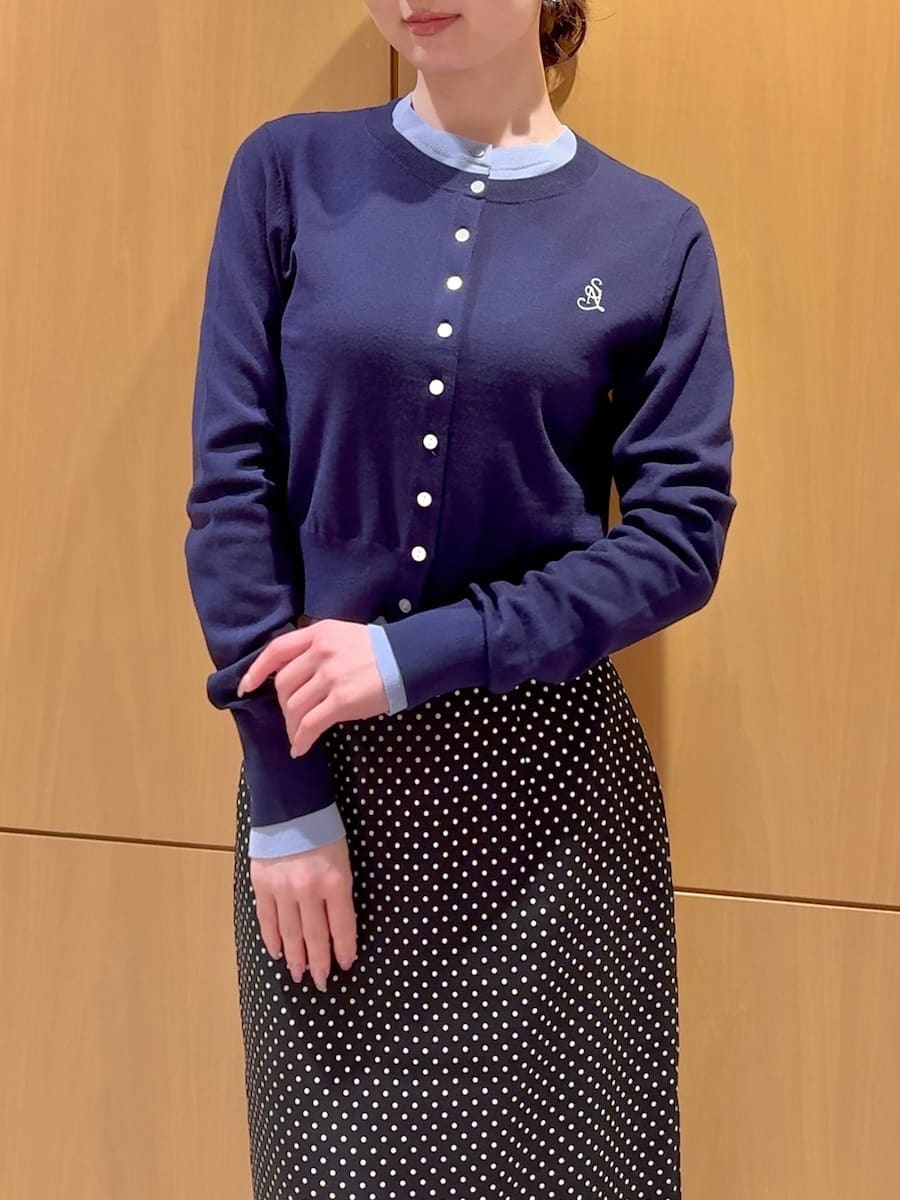 ブラック系のスカート、ブルー系のカーディガン/ボレロ、ブラック系のショルダーバッグを着用したレディースの冬コーディネートの7枚目の写真