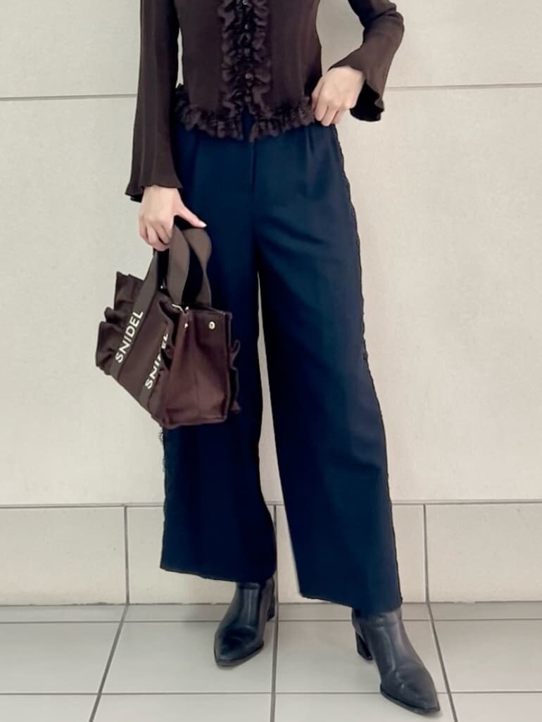 ブラウン系のハンドバッグ、ブルー系のその他パンツ、ブラウン系のニット/セーターを着用したレディースの夏コーディネートの8枚目の写真