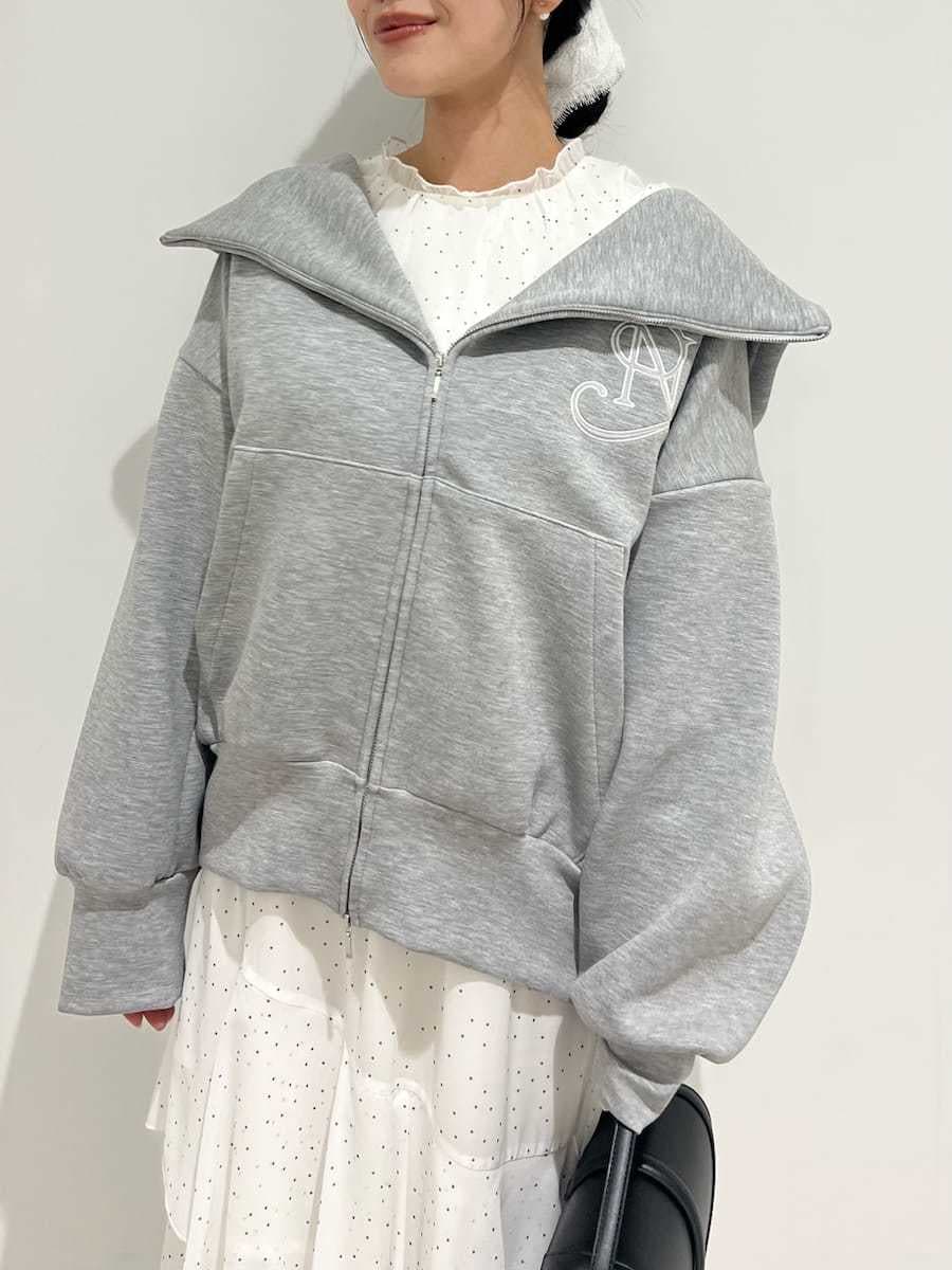 ブラック系のハンドバッグ、ブラック系のその他シューズ、その他のワンピースを着用したレディースの冬コーディネートの4枚目の写真