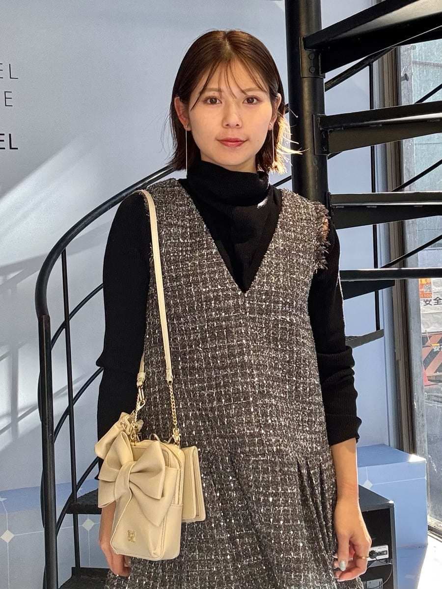 ブラック系のブーツ、グレー系のブルゾン、グレー系のワンピースを着用したレディースの冬コーディネートの7枚目の写真