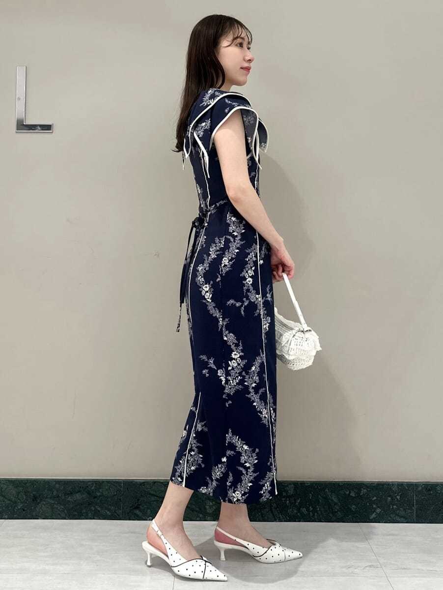 ブルー系のワンピース、その他のパンプスを着用したレディースの春コーディネートの3枚目の写真