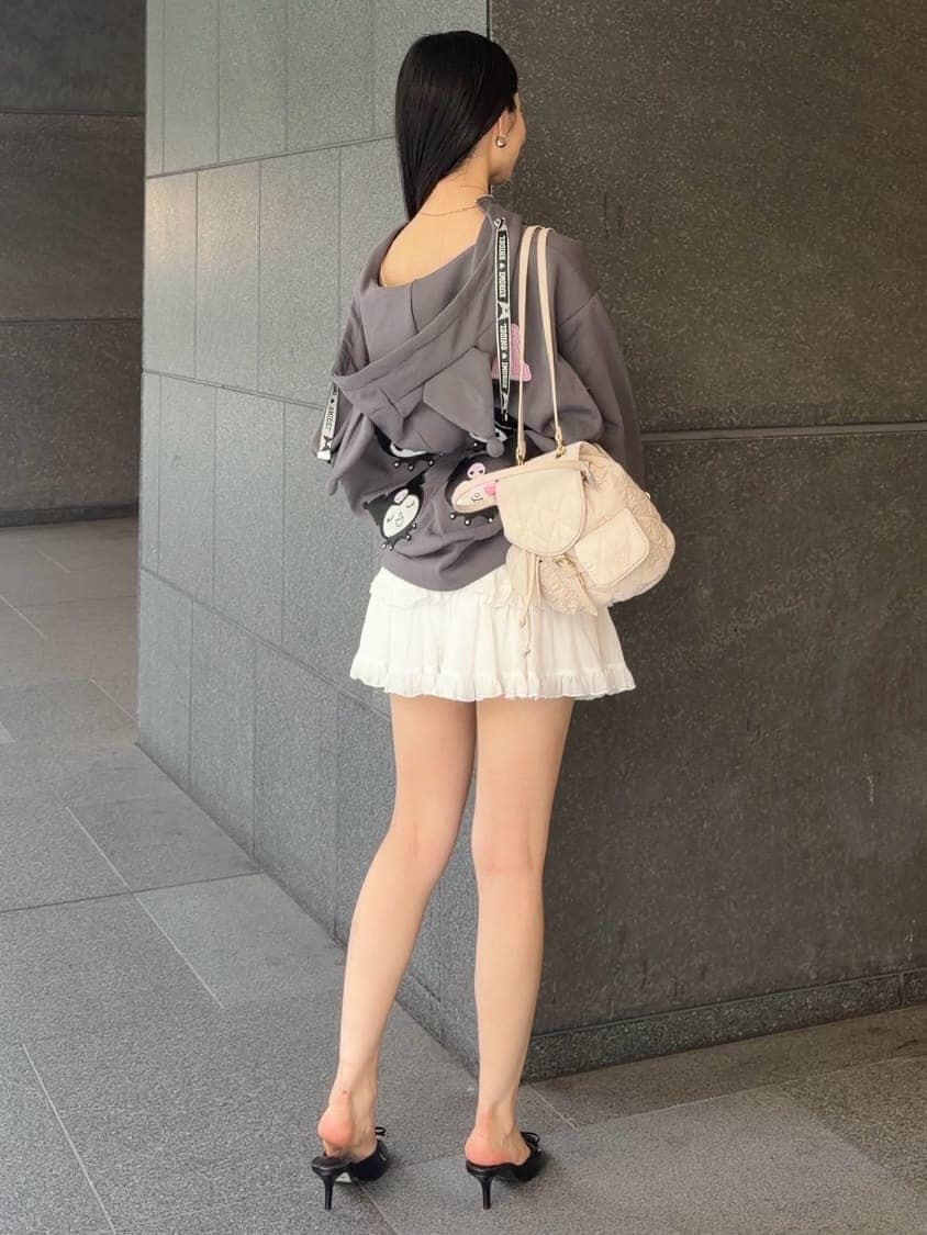 ホワイト系のその他パンツ、ブラック系のサンダル、ホワイト系のバックパック/リュックを着用したレディースの夏コーディネートの3枚目の写真