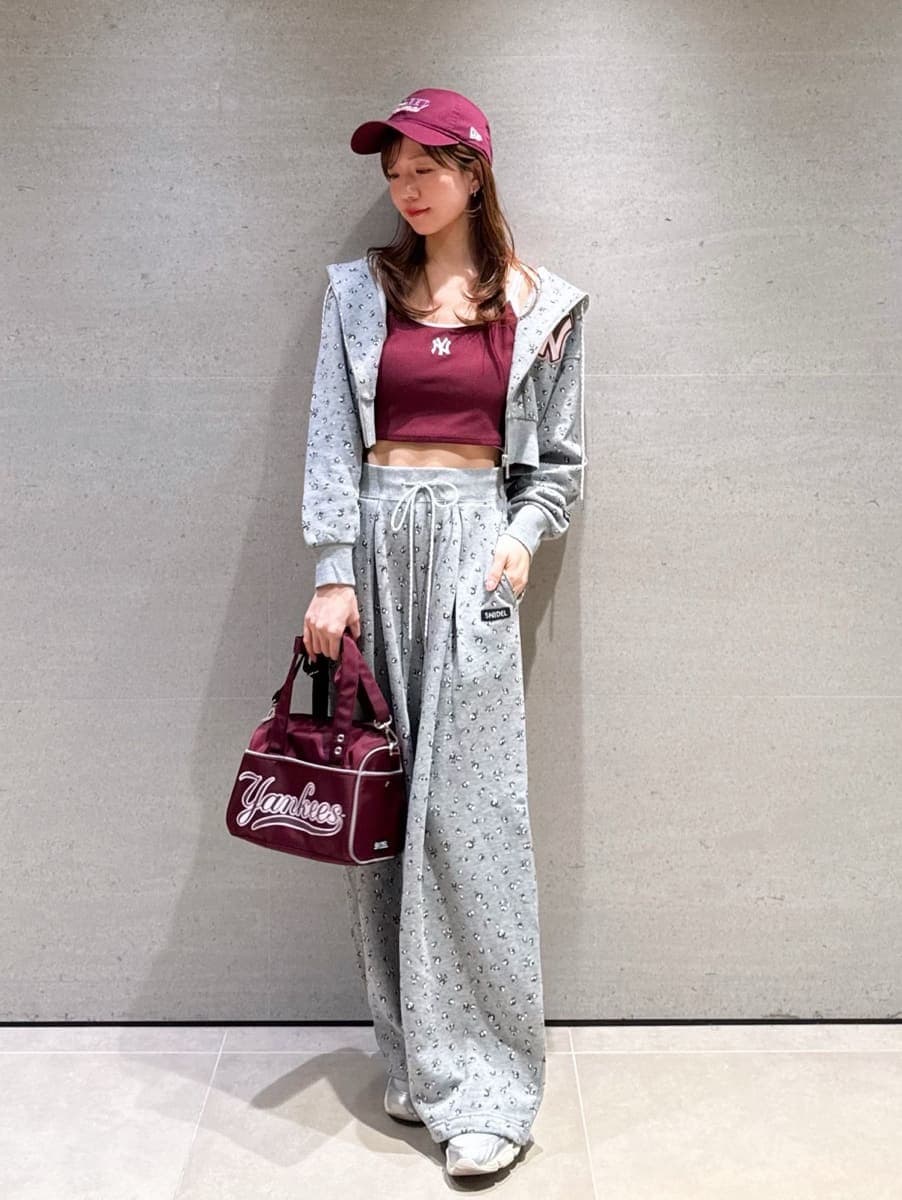 グレー系のその他パンツ、グレー系のパーカー、レッド系のキャミソールを着用したレディースの春コーディネートの5枚目の写真