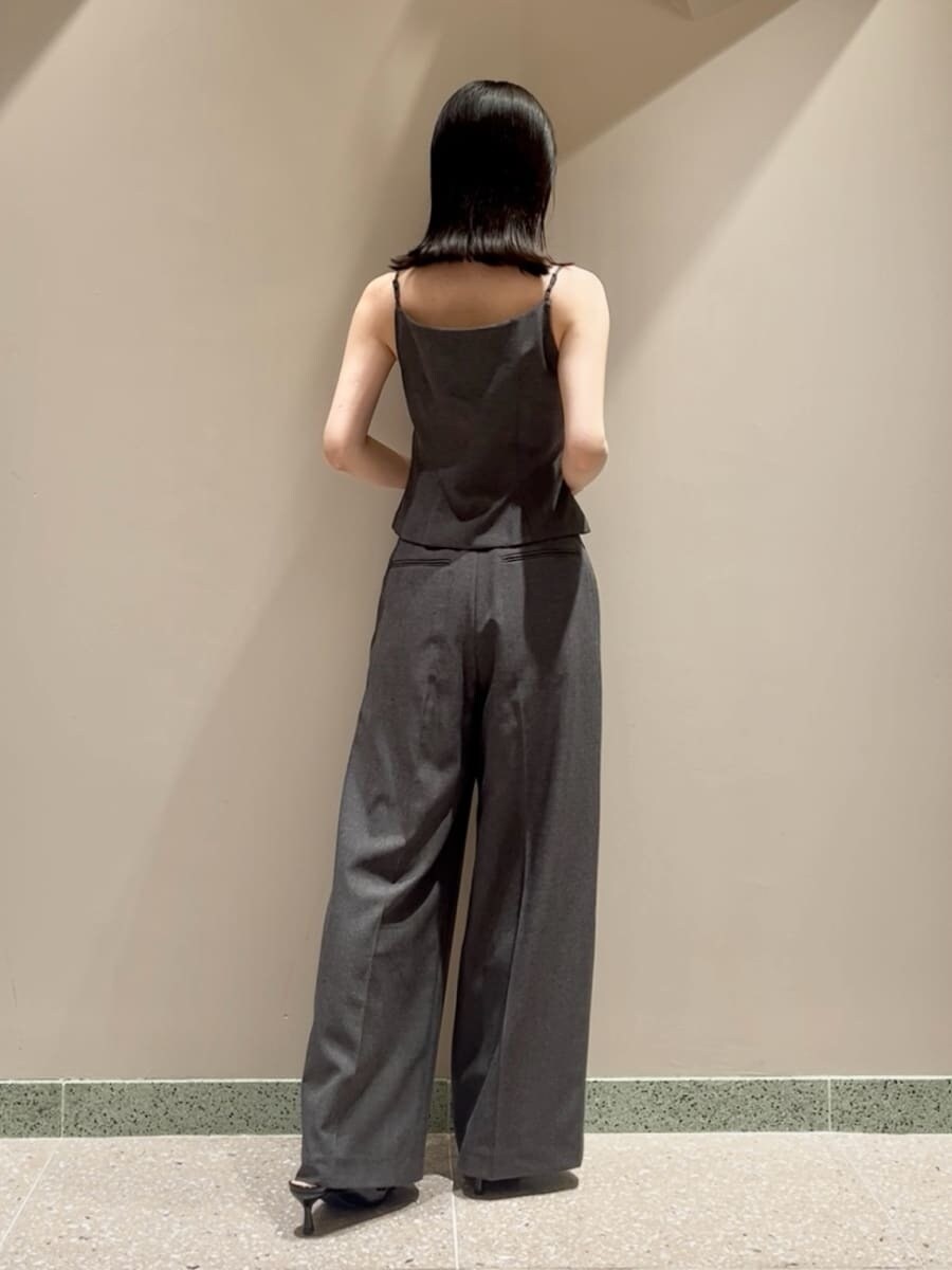 グレー系のキャミソール、グレー系のその他パンツ、ブラック系のショルダーバッグを着用したレディースの夏コーディネートの2枚目の写真