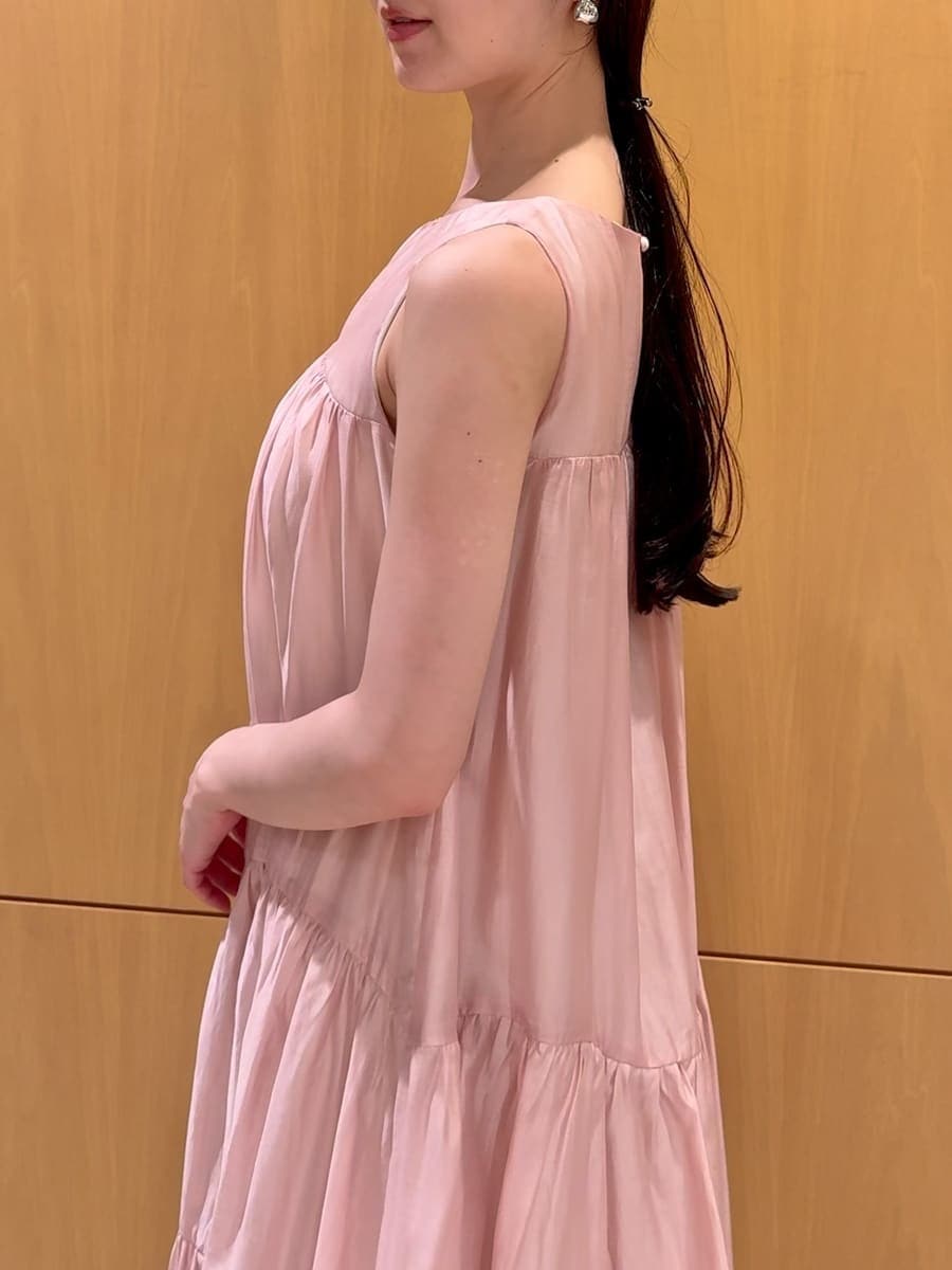 ブラウン系のかごバッグ、ピンク系のワンピースを着用したレディースの夏コーディネートの5枚目の写真