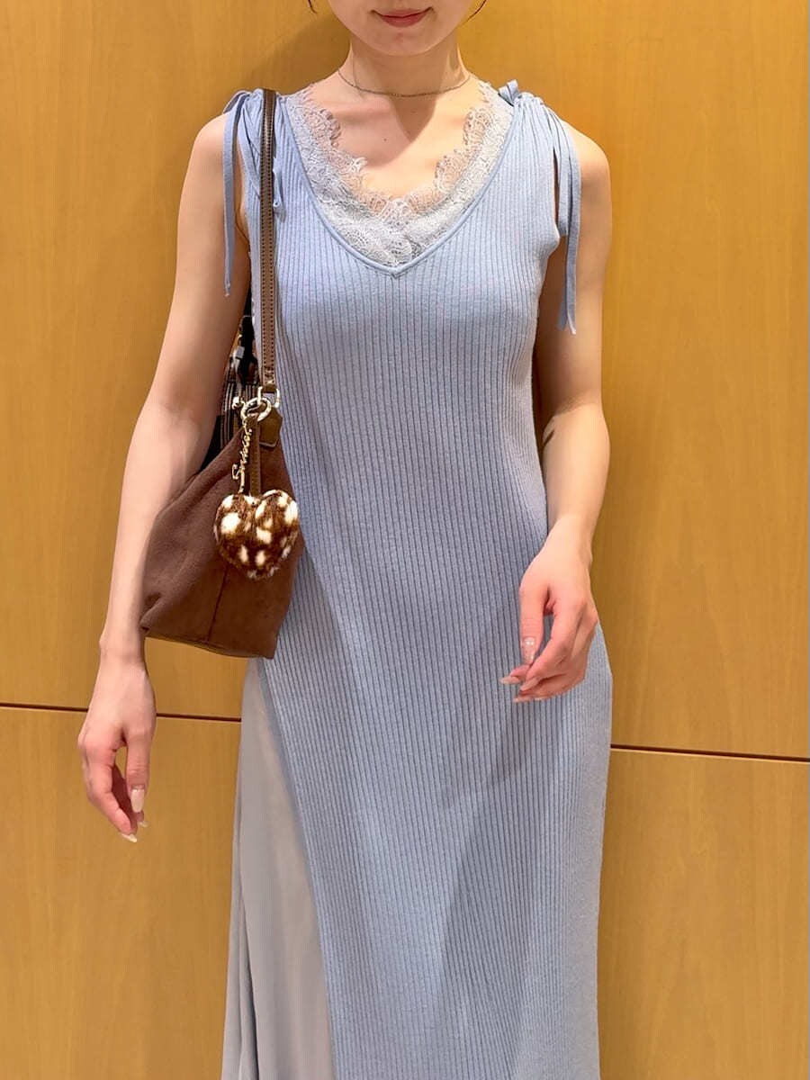 ブルー系のワンピース、ブラウン系のサンダル、ブラウン系のショルダーバッグを着用したレディースの夏コーディネートの7枚目の写真