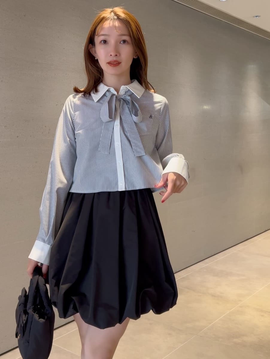 ブラック系のその他パンツ、その他のシャツ/ブラウスを着用したレディースの冬コーディネートの2枚目の写真