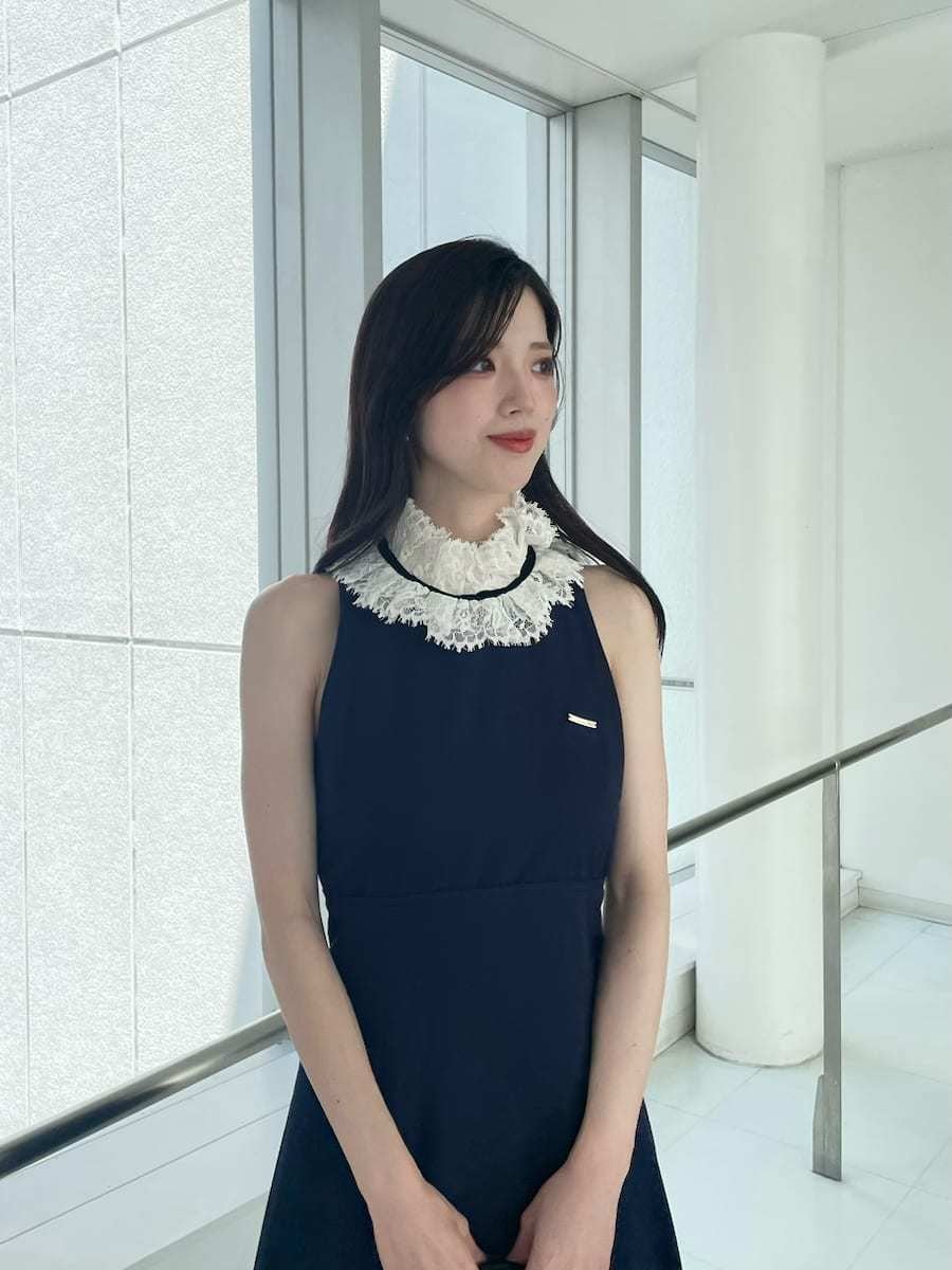 ブルー系のワンピース、ブラック系のサンダル、ブラック系のボストンバッグを着用したレディースの夏コーディネートの3枚目の写真