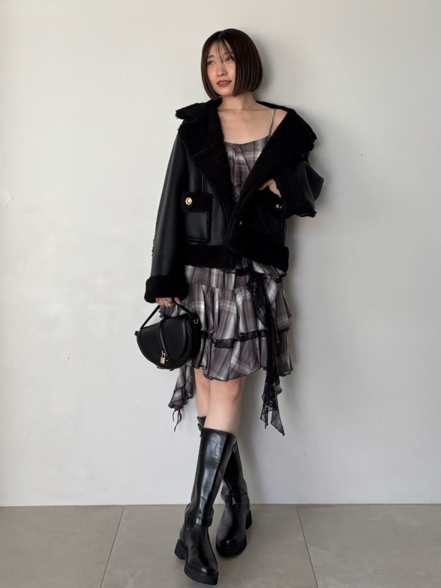 ブラック系のブーツ、ブラック系のハンドバッグ、ブラック系のブルゾンを着用したレディースの秋コーディネートの2枚目の写真