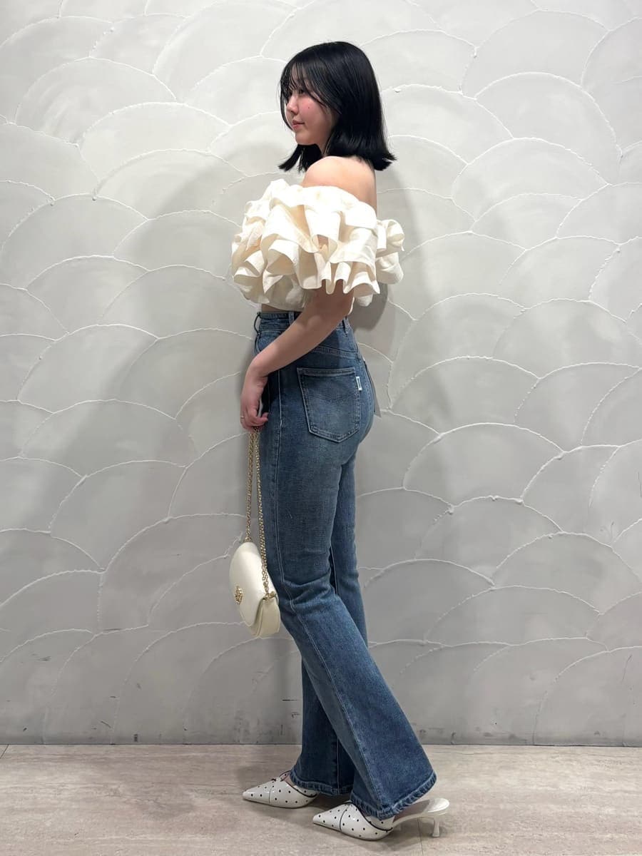 ブルー系のその他パンツ、ホワイト系のシャツ/ブラウス、その他のパンプスを着用したレディースの冬コーディネートの3枚目の写真