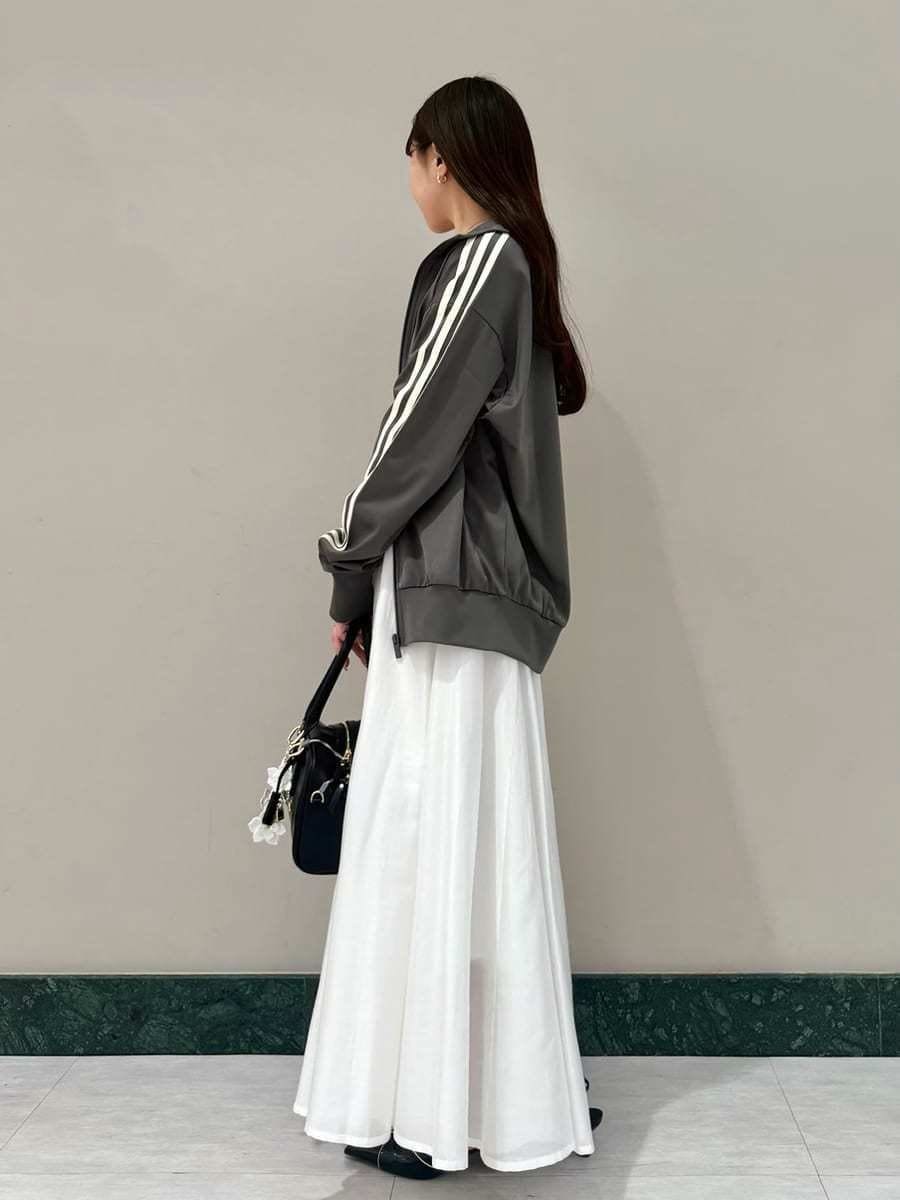 ブラック系のパンプス、ブラック系のボストンバッグ、ホワイト系のワンピースを着用したレディースの冬コーディネートの2枚目の写真