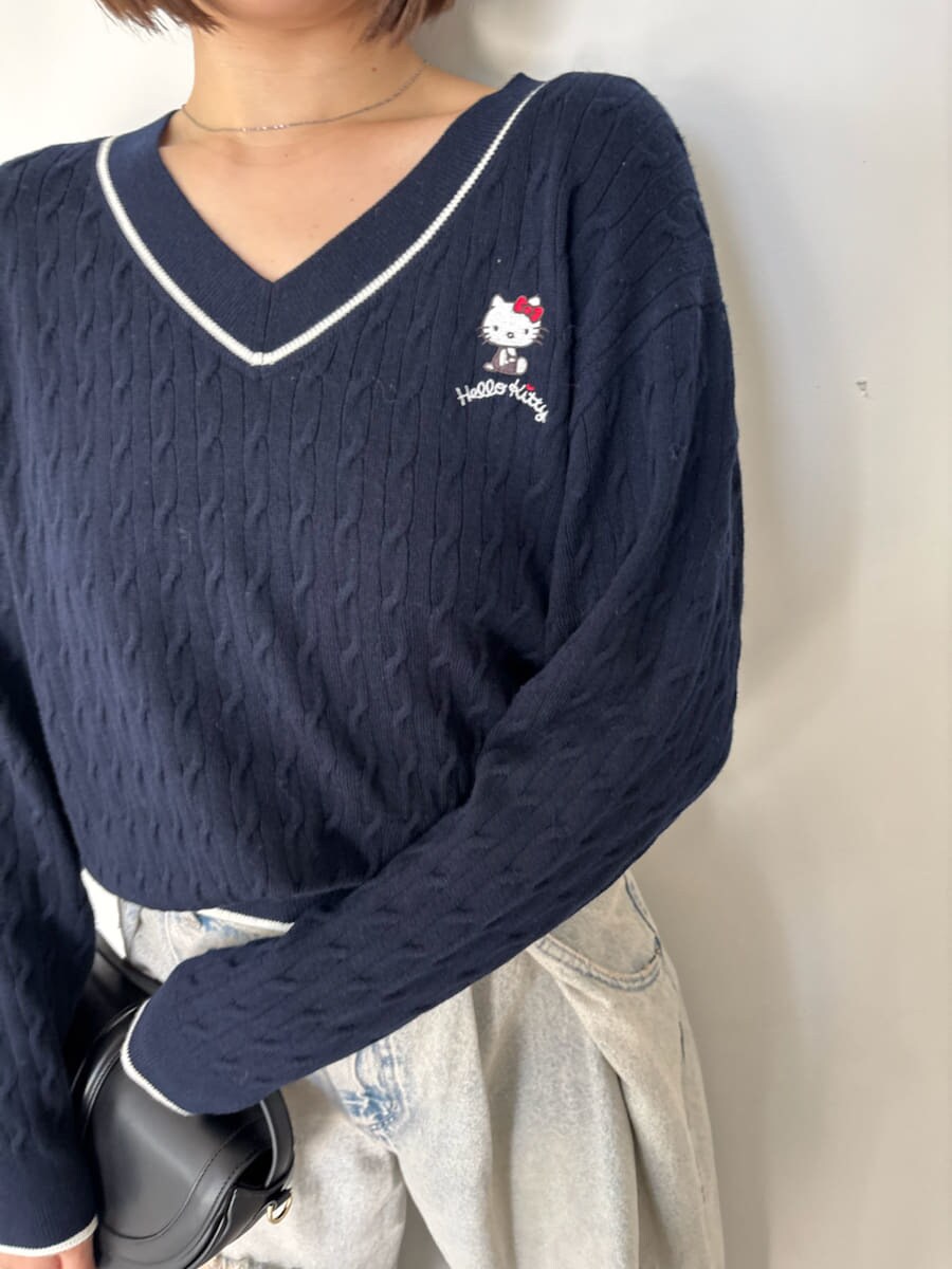 ブルー系のニット/セーター、ブルー系のデニムパンツ、ブラック系のローファーを着用したレディースの秋コーディネートの4枚目の写真