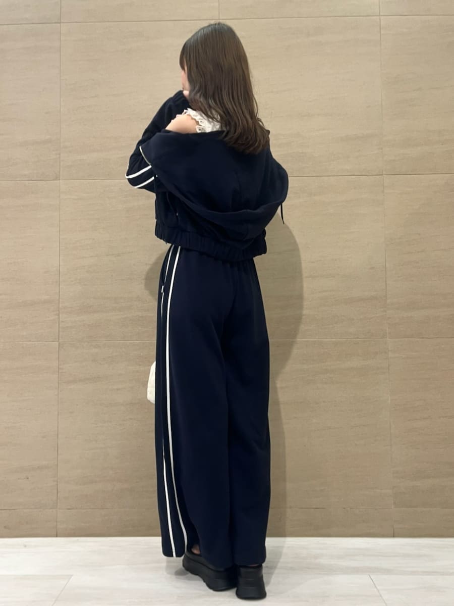 ブルー系のスウェットパンツ、ホワイト系のシャツ/ブラウス、ブルー系のパーカーを着用したレディースの夏コーディネートの2枚目の写真