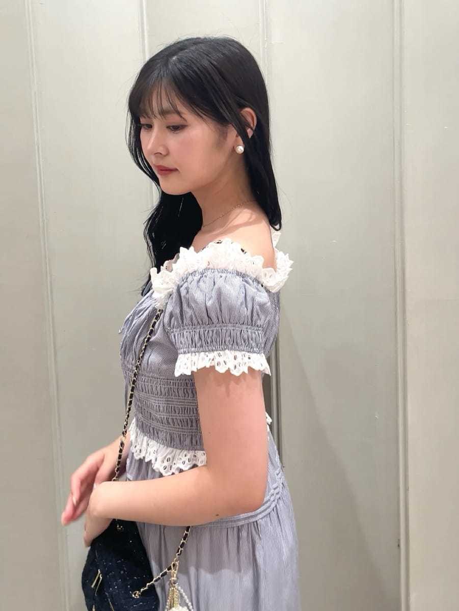 その他のワンピース、その他のサンダル、ブルー系のスマホグッズを着用したレディースの夏コーディネートの7枚目の写真