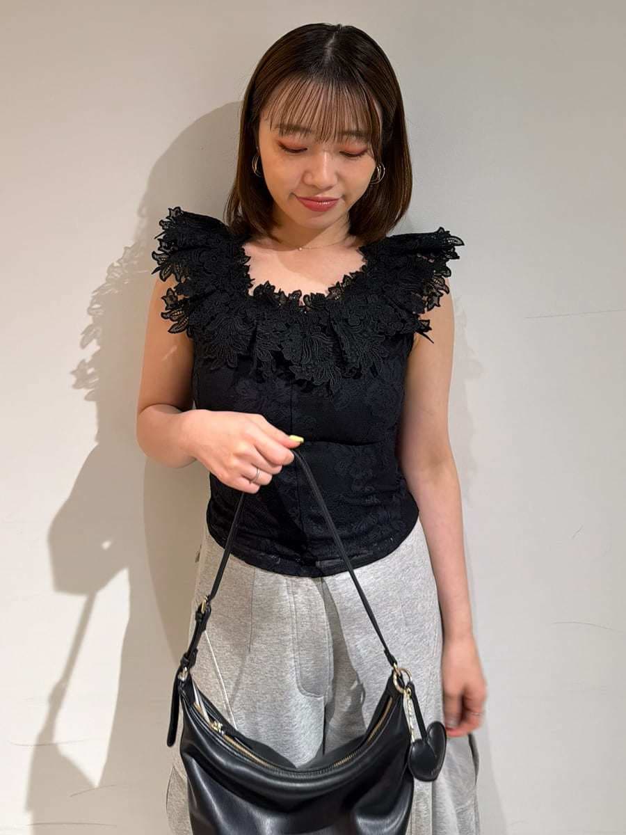 ホワイト系のサンダル、グレー系のその他パンツ、ブラック系のTシャツ/カットソーを着用したレディースの夏コーディネートの6枚目の写真