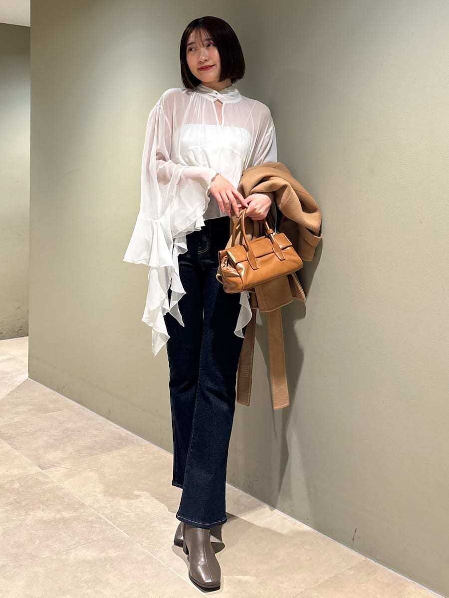 ブルー系のその他パンツ、イエロー系のテーラードジャケット、ホワイト系のシャツ/ブラウスを着用したレディースの冬コーディネートの6枚目の写真