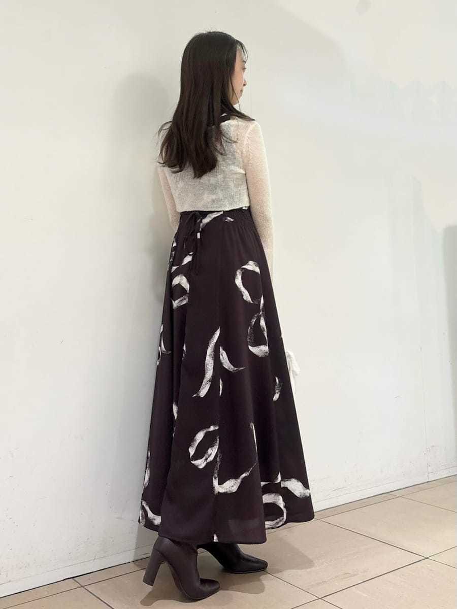 レッド系のブーツ、ブラウン系のワンピースを着用したレディースの冬コーディネートの4枚目の写真