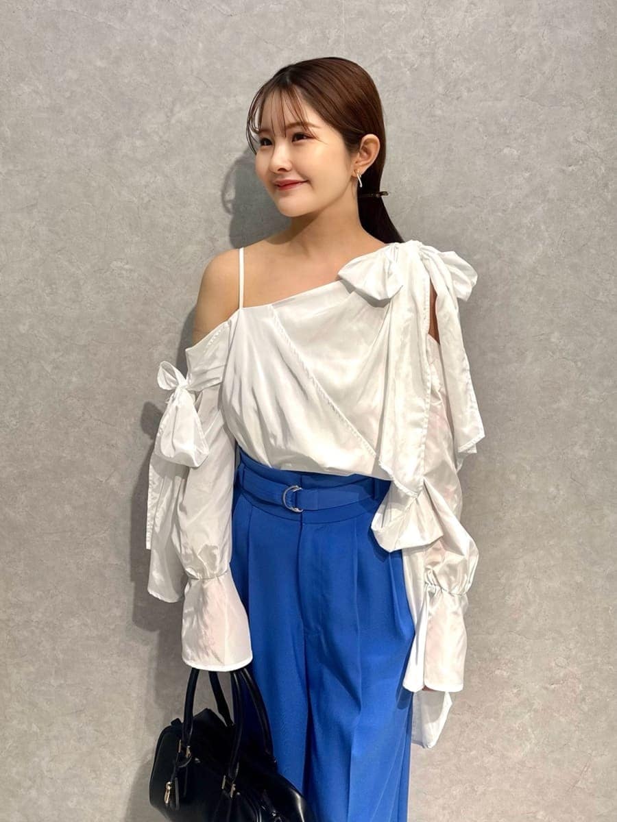 ブラック系のブーツ、ブルー系のその他パンツ、ブラック系のボストンバッグを着用したレディースの冬コーディネートの4枚目の写真