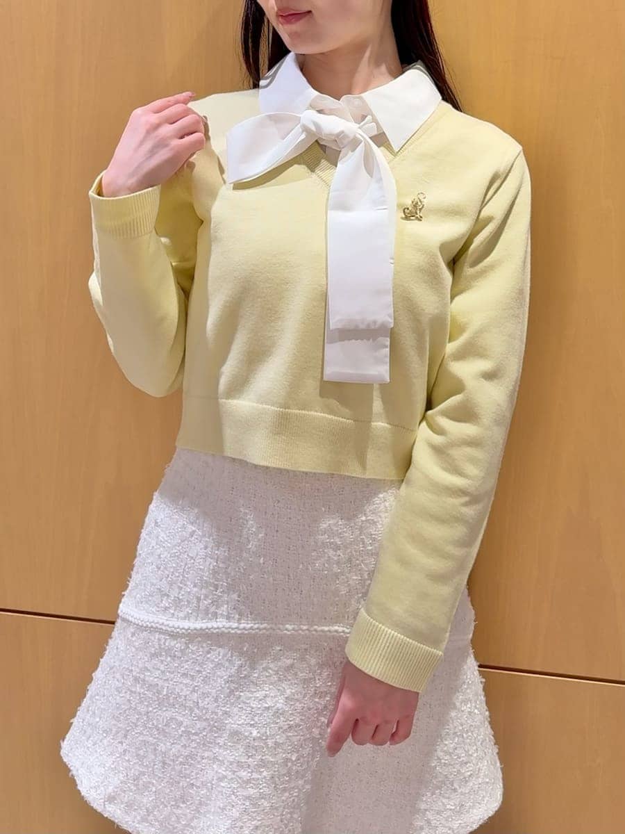 ホワイト系のシャツ/ブラウス、ベージュ系のハンドバッグ、ホワイト系のスカートを着用したレディースの冬コーディネートの5枚目の写真