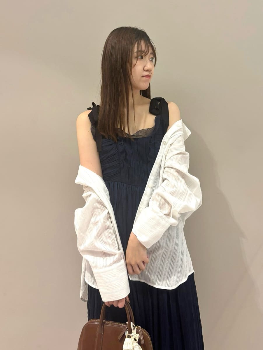 ホワイト系のシャツ/ブラウス、ブルー系のワンピース、ブラウン系のボストンバッグを着用したレディースの夏コーディネートの5枚目の写真